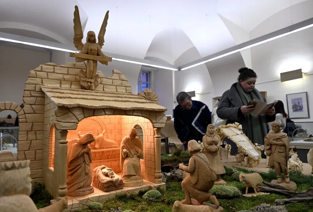 Betlémská jeskyně a jesličky, posléze celá betlémská krajina se šířily prostřednictvím františkánského a poté i jezuitského řádu po křesťanských zemích