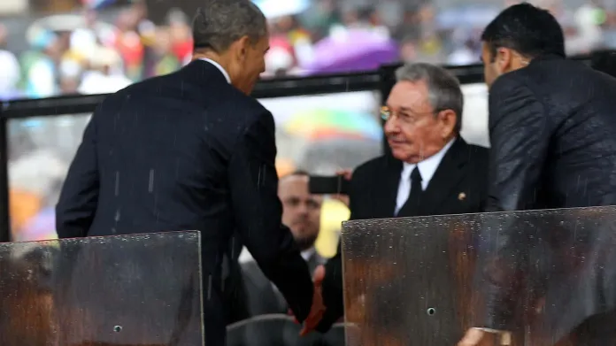 Historickým okamžikem na pohřbu usmiřovatele Nelsona Mandely byl moment, v němž si americký prezident Barack Obama podal ruku s kubánským prezidentem Raúlem Castrem.