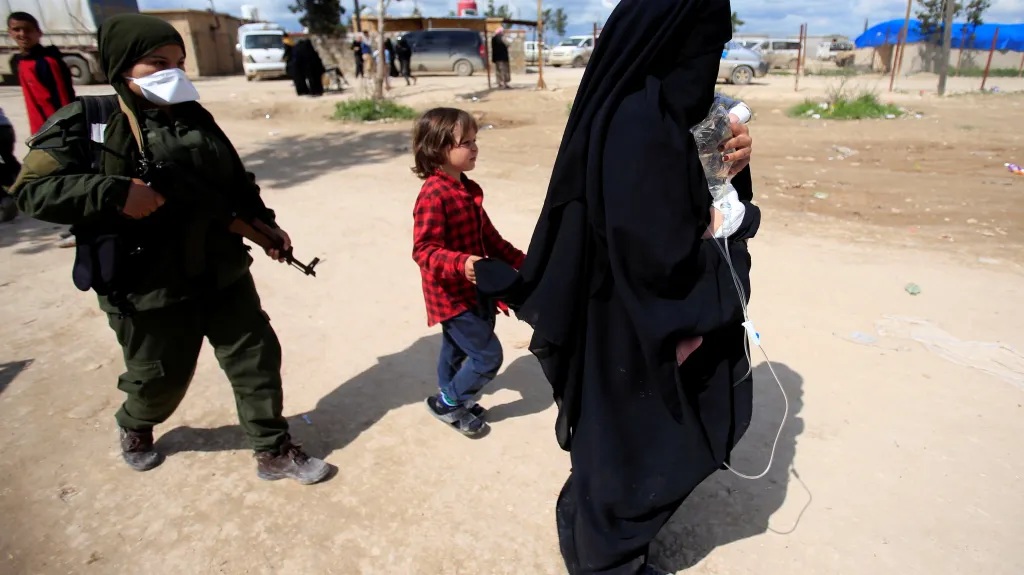 Bojovnice SDF se ženou bojovníka IS v syrské Hasace