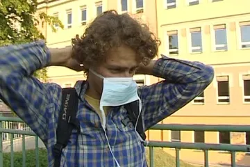 Předražené roušky nebo světélka proti koronaviru. Objevují se pokusy vydělat na strachu z čínské nákazy