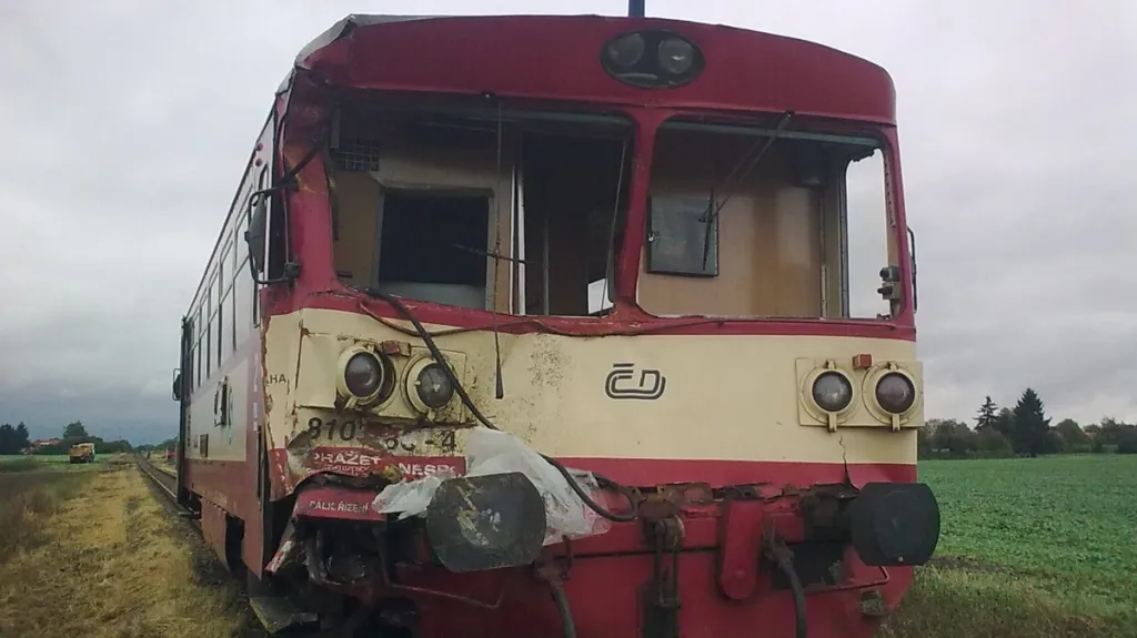 Osobní vlak po střetu s nákladním autem