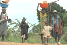 Tvrdý život na angolském venkově: jediný příjem z prodeje zeleniny a studna za odměnu