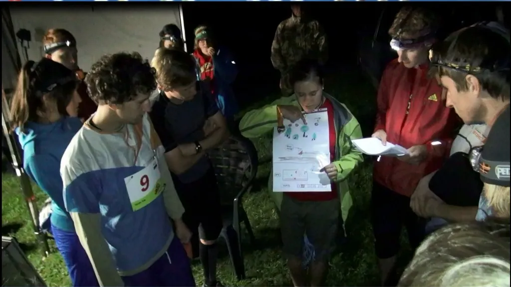 Závodníci před startem studují trasu