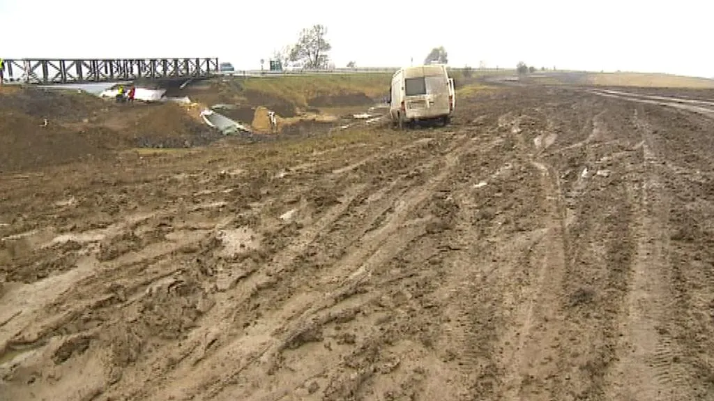 Rozbahněná polní zkratka u Skršína