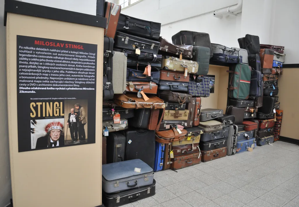 Velká sbírka kufrů cestovatele Miloslava Stingla, který si na každou další cestu kupoval nové.