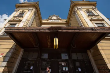 Jedna z českých železničních katedrál přestane chátrat. Začala rekonstrukce českobudějovické nádražní budovy