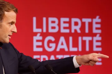 Islám ve Francii je třeba zbavit cizích vlivů, řekl Macron. Představil strategii proti terorismu