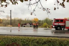 Cestou k zásahu havarovala u Jiříkovic cisterna. Čtyři hasiči se zranili