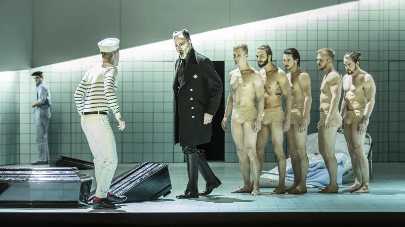 Gidon Saks jako John Claggart (v černém)