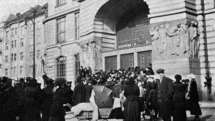 Fronta na mouku v Praze v roce 1916