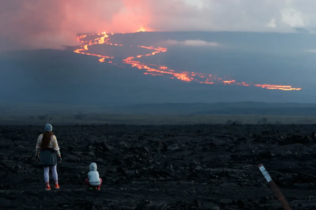Krajina zalitá plameny. Na Havaji se probudila sopka Mauna Loa