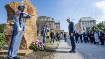 Slovenský prezident Peter Pellegrini zahájil návštěvu Česka položením věnce k dočasnému pomníku obětem střelby na Filozofické fakultě Univerzity Karlovy