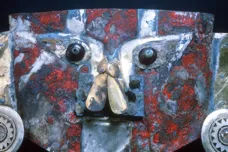 Zlatá pohřební maska nabarvená lidskou krví překvapila archeology v Peru