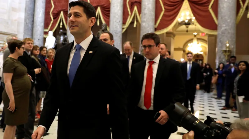 Úkol splněn. Paul Ryan s úsměvem odchází z hlasování