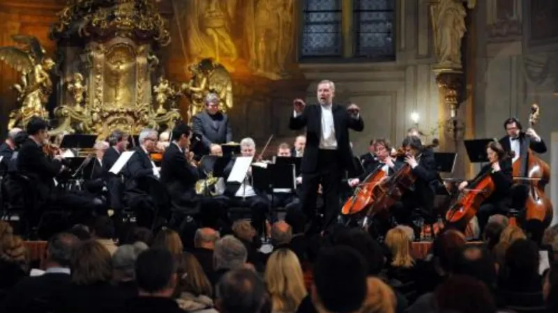 Za účasti zpívajícího publika začaly v kostele sv. Šimona a Judy v Praze sváteční koncerty provedením České mše vánoční Jakuba Jana Ryby. Na pódiu se představili sólisté a Kühnův smíšený sbor, který doprovodil Komorní orchestr pražských symfoniků s dirigentem Jaroslavem Brychem.