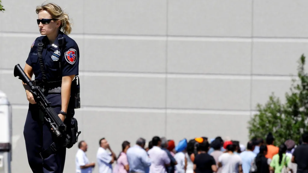 Policistka před sikhským chrámem