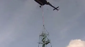 Vrtulník přepravuje rozhlednu