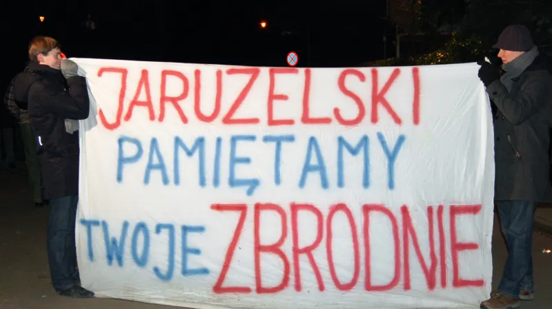 Demonstrace proti Jaruzelskemu v roce 2009