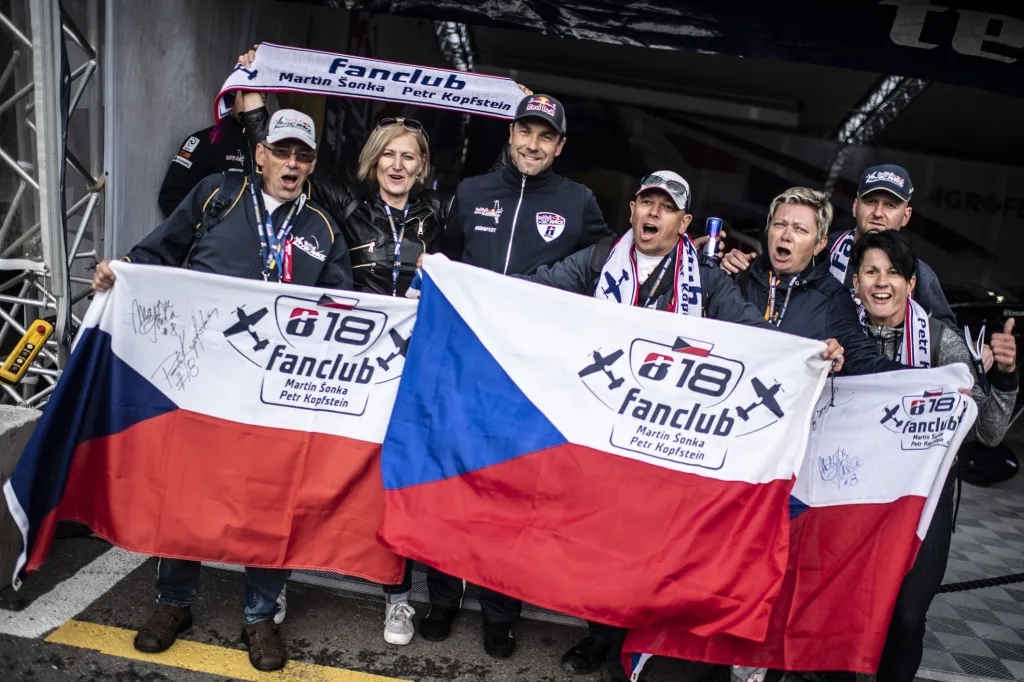 Na závodech jsou čeští fanoušci vidět v posledních letech velmi často díky Martinu Šonkovi, který patří mezi absolutní světovou leteckou elitu.