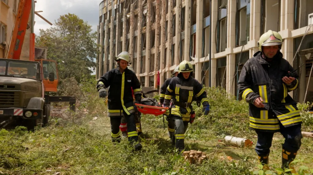 Záchranáři odnášejí tělo osoby zabité při čtvrtečním ruském bombardování