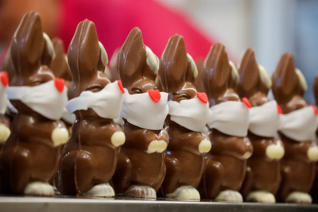 Švýcaři pověstní svojí lahodnou čokoládou již připravují novou kolekci velikonočních zajíčků ve stylu současné koronavirové epidemie