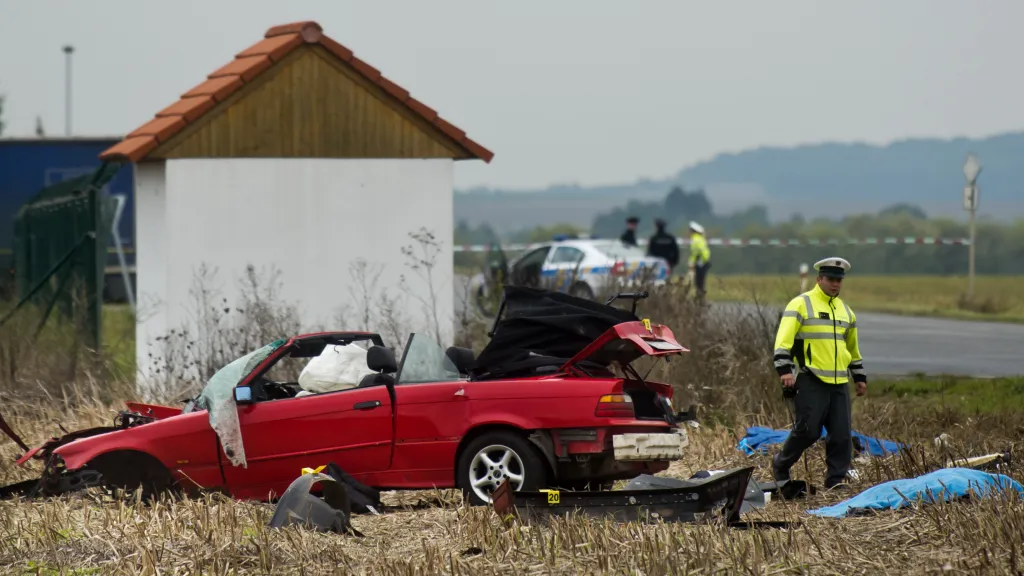 Tragická nehoda osobního vozu s kamionem u Klecan nedaleko Prahy