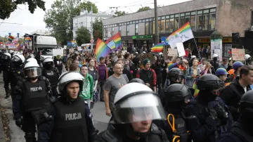 Pravicoví radikálové a konzervativci napadli průvod za práva LGBT skupiny