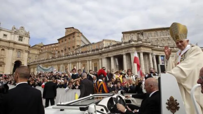 Benedikt XVI. přijíždí na Svatopetrské náměstí