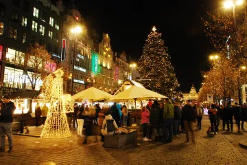 Města oživují vánoční výzdobu. Chystají světelná bludiště nebo fotopointy