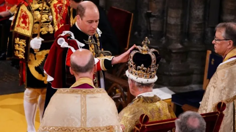 Princ William během vrcholící korunovace svého otce,  Autor: Yui Mok,  Zdroj: Reuters