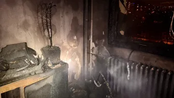 Následky požáru bytu v Praze