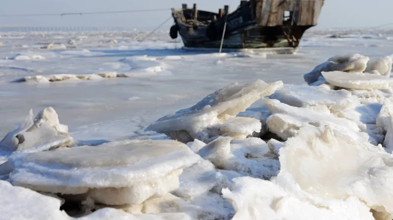 Zamrzlý záliv Ťiao-čou u čínského Čching-tao