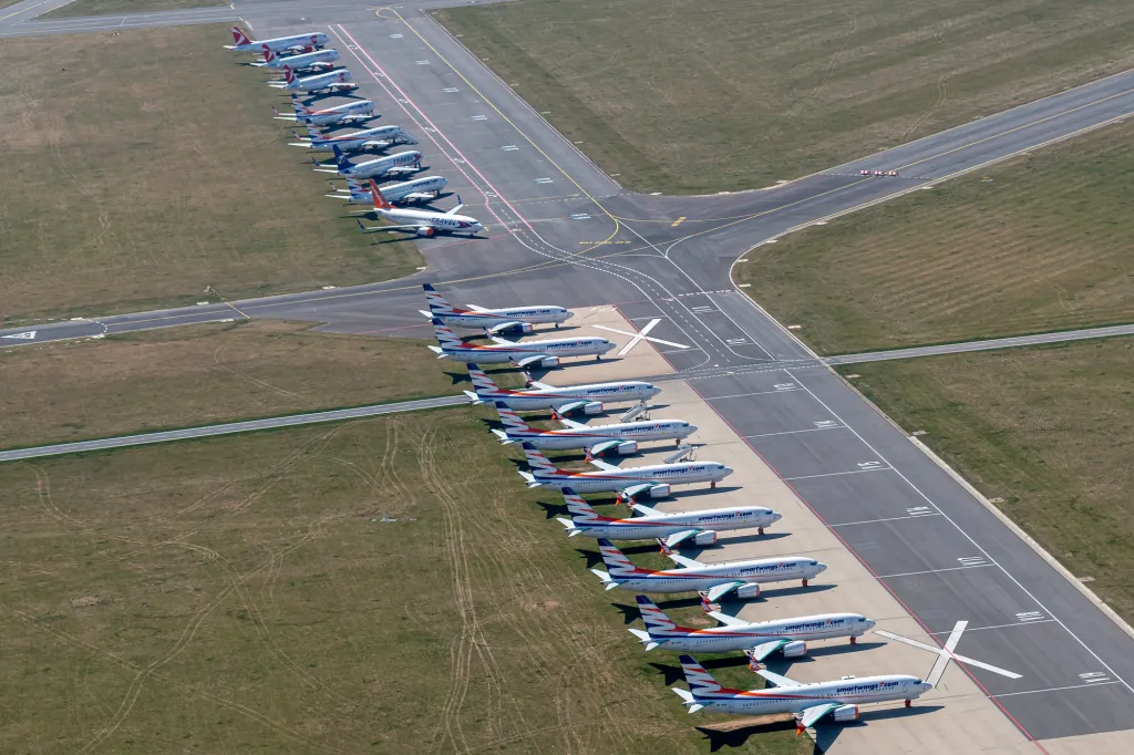Všechny společnosti, které mají na letišti své stroje, platí cenu za dlouhodobé parkování podle standardního ceníku Letiště Praha
