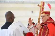 Je Květná neděle, papež František požehnal věřícím na Svatopetrském náměstí