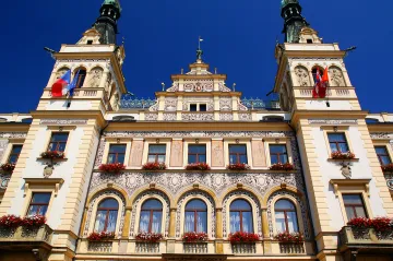 Policie obvinila dalších sedm lidí a šest firem kvůli zakázkám pardubického magistrátu