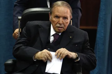 Volání statisíců Alžířanů v ulicích mělo účinek. Prezident Buteflika podle médií předčasně rezignuje