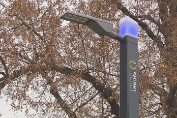 Chytrá parkovací místa, inteligentní lampy. Praha testuje, jaké je „být smart“