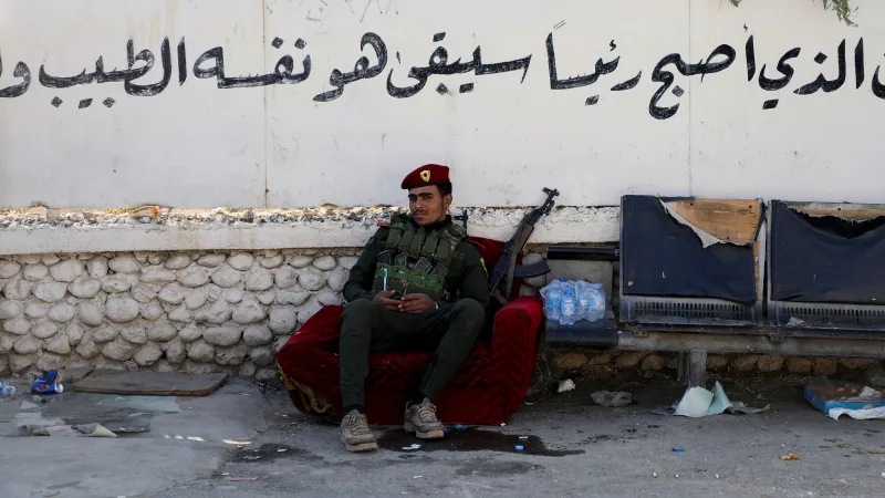 Kurdský voják SDF v Kamíšlí po pádu Asadova režimu