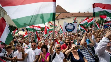 Publikum při předvolebním mítinku Pétera Magyara ve městě Székesfehérvár