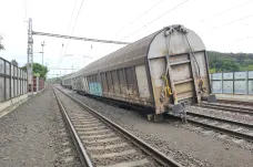 Vykolejený vlak zablokoval trať z Ústí do Prahy
