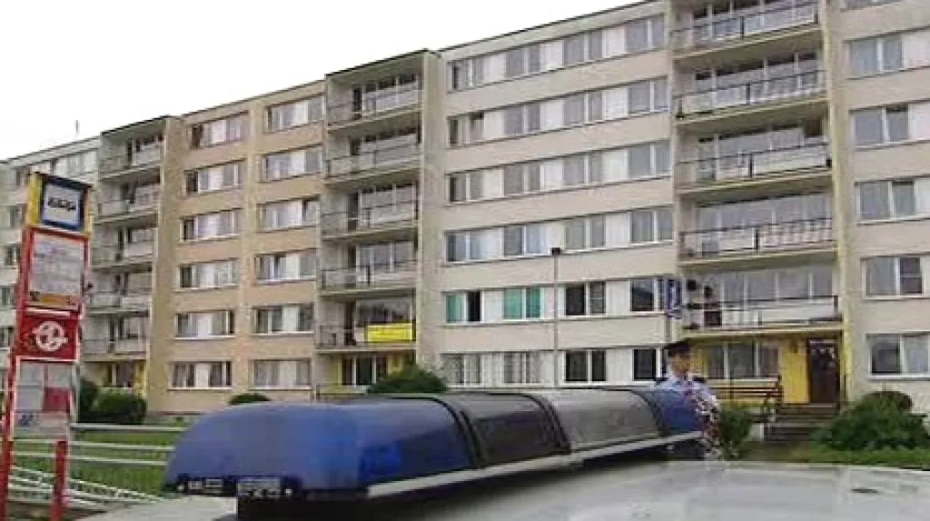 Panelák, ve kterém držel muž dívku