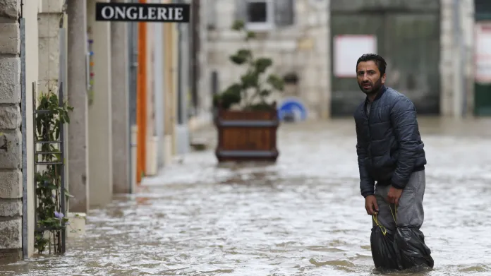 Vytrvalé deště zasáhly zhruba čtvrtinu Francie