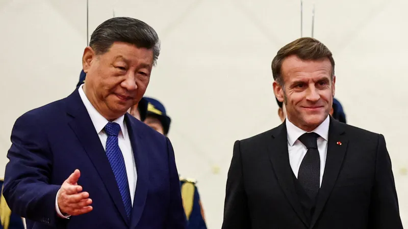 Si Ťin-pching (vlevo) před jednáním v Pekingu s Emmanuelem Macronem