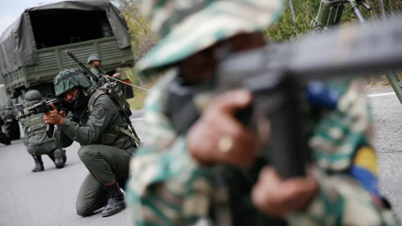 Vojáci venezuelské armády a členové Bolívarovské milice