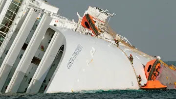 Záchranáři u vraku lodi Costa Concordia