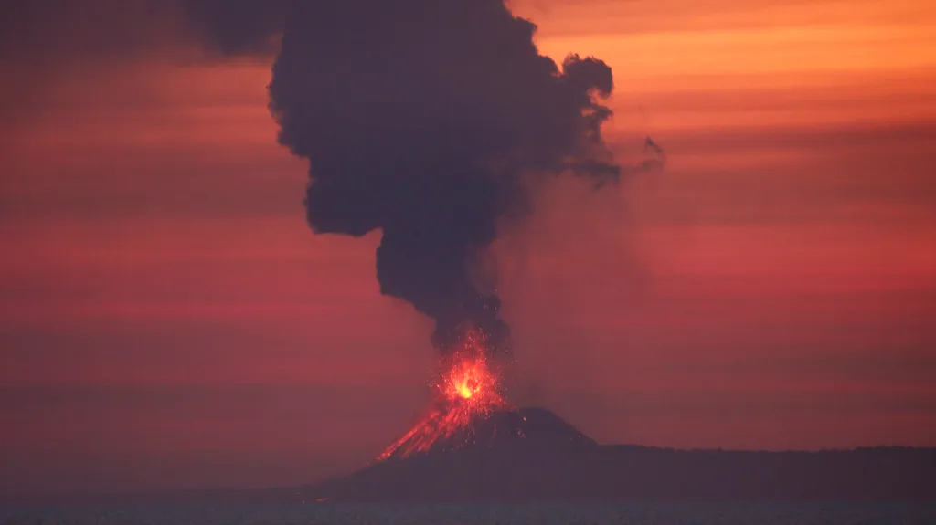 Výbuch sopky Anak Krakatoa v roce 2018
