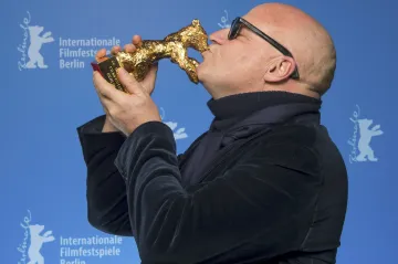 Zlatého medvěda oslnil uprchlický Oheň na moři