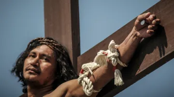 Na Filipínách se několik věřících nechalo znovu přibít na kříž
