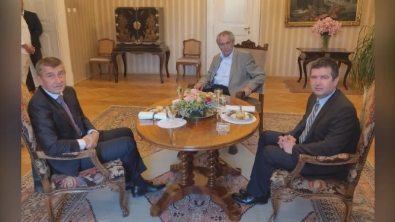 Schůzka v Lánech začala,  Autor: Jiří Ovčáček,  Zdroj: Twitter Jiřího Ovčáčka