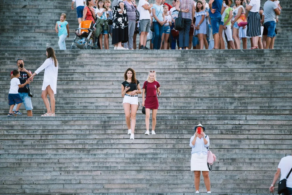Třetím a posledním nominovaným v kategorii „Každodenní život“ je Jan Hromádko se sérií fotografií Potěmkinovo schodiště. Sám autor říká: „Na hlavní oděské turistické atrakci se odehrává mnoho malých příběhů“
